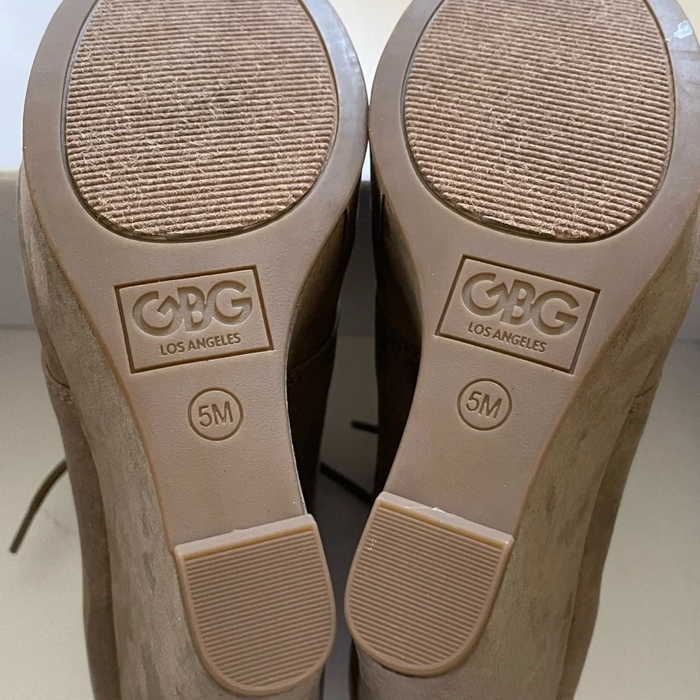 GBG Los Angeles Taupe Oxford Wedge Booties – Size 5M, 1” Platform, NIB - Picture 5 of 8